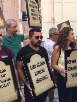 Kooperatif Mağdurlarından Mezar Taşı ile Protesto
