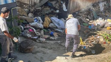 K&ouml;t&uuml; Koku Nedeniyle Mahalleli Şikayet Etti! Evden Tam 20 Kamyon &Ccedil;&ouml;p &Ccedil;ıktı