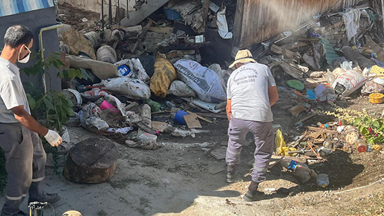 Kötü Koku Nedeniyle Mahalleli Şikayet Etti! Evden Tam 20 Kamyon Çöp Çıktı