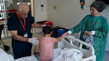 K&uuml;&ccedil;&uuml;k &Ccedil;ocuk 4 Saat G&uuml;neşte Kaldı, Hastanelik Oldu