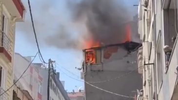 K&uuml;&ccedil;&uuml;k&ccedil;ekmece'de 4 Katlı Binada Yangın Paniği