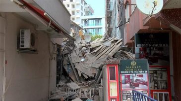 K&uuml;&ccedil;&uuml;k&ccedil;ekmece'de Facianın Eşiğinden D&ouml;n&uuml;ld&uuml;: Yıkım Sırasında Bitişteki Apartman &Uuml;zerine &Ccedil;&ouml;kt&uuml;