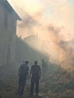 Kütahya'da Köyde Yangın! 2 Ev, 3 Samanlık ve 2 Ahır Alevlere Teslim Oldu