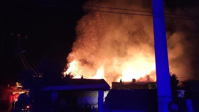 Kütahya'da Yangın Felaketi: 3 Ev Küle Döndü