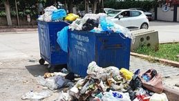 Mahalleler toplanmayan çöp ve molozlardan geçilmiyor