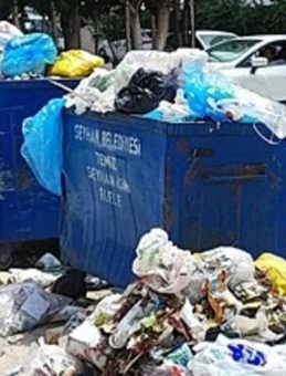 Mahalleler toplanmayan çöp ve molozlardan geçilmiyor