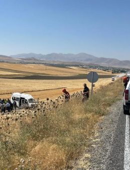 Malazgirt Zaferi Etkinliklerine Giden Minibüs Şarampole Devrildi: 1’i Ağır 10 Yaralı
