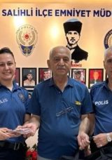 Manisa'da &Ouml;rnek Davranış: Para Dolu &Ccedil;antayı Sahiplenmeden Teslim Etti!