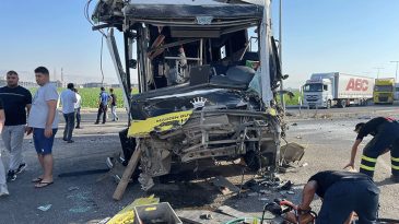 Mardin'de Korkun&ccedil; Kaza! &Ouml;zel Halk Otob&uuml;s&uuml; ve TIR &Ccedil;arpıştı: 1 &Ouml;l&uuml;, 9 Yaralı