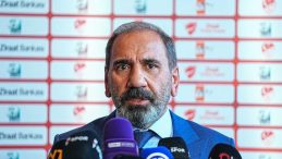 Mecnun Otyakmaz'dan yabancı oyuncu açıklaması! "Sıcak bakmıyorum"