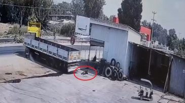 Mersin'de Y&uuml;rekleri Dağlayan Olay! 16 Yaşındaki &Ccedil;ocuk İş&ccedil;i, Hareket Eden TIR'ın Altında Kaldı