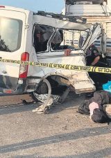 Minib&uuml;s TIR'a &Ccedil;arptı: 2 Kişi Hayatını Kaybetti, 10 Yaralı