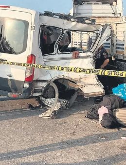 Minibüs TIR'a Çarptı: 2 Kişi Hayatını Kaybetti, 10 Yaralı