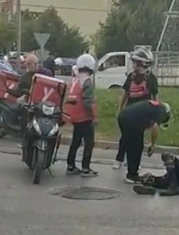 Motosikletli Kurye Metrelerce Sürüklendi