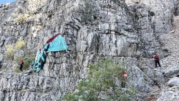 Muğla'da Yamaç Paraşütçüleri Kayalıklara Düştü: 5 Saatte Kurtarıldılar!