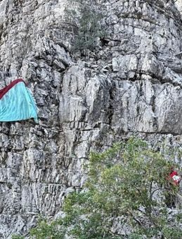 Muğla'da Yamaç Paraşütçüleri Kayalıklara Düştü: 5 Saatte Kurtarıldılar!