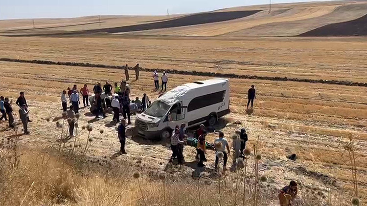 Muş'ta minibüs şarampole düştü: 1’i ağır 10 yaralı