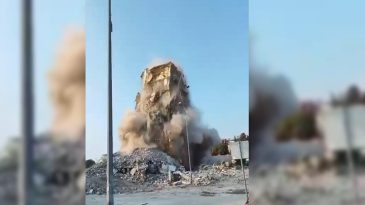 Osmaniye'de Hasarlı Bina Yıkılırken &Ccedil;&ouml;kt&uuml;! İş Makinesi Operat&ouml;r&uuml; Son Anda Kurtuldu