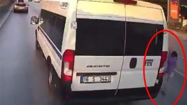Otizmli &Ccedil;ocuğa &Ccedil;arpmamak İ&ccedil;in Y&ouml;n Değiştiren S&uuml;r&uuml;c&uuml;, Beton Mikseriyle &Ccedil;arpıştı
