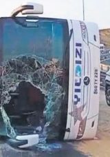 Otob&uuml;s Şof&ouml;r&uuml; Kaza Sonrasında Su&ccedil;u Asfalta Yıktı