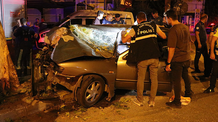 Otomobil Ağaca Saplandı: 2 Kişi Hayatını Kaybetti, 1 Kişi Ağır Yaralı
