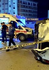 Otomobil ile Sokaktan Çıkan Servis Minibüsü Çarpıştı: 10 Kişi Yaralandı