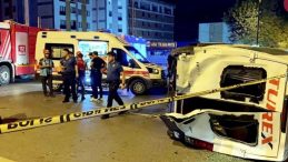 Otomobil ile Sokaktan &Ccedil;ıkan Servis Minib&uuml;s&uuml; &Ccedil;arpıştı: 10 Kişi Yaralandı