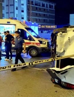 Otomobil ile Sokaktan Çıkan Servis Minibüsü Çarpıştı: 10 Kişi Yaralandı