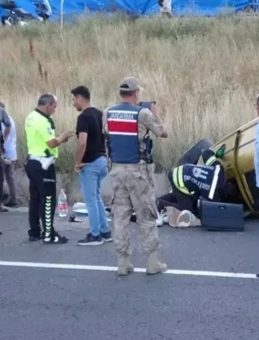 Otomobil Refüje Çarparak Takla Attı: 2 Ölü