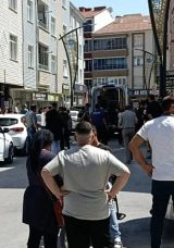 Otomobilden inen 2 kardeş 2 kişiyi bı&ccedil;akladı!