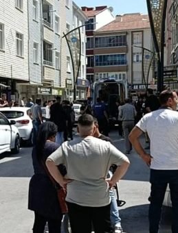 Otomobilden inen 2 kardeş 2 kişiyi bıçakladı!