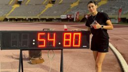 &Ouml;zel milli sporcu Aysel &Ouml;nder 400 metre finalinde d&uuml;nya rekoru kırdı