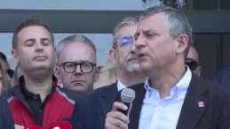 Özgür Özel, 6.1 Büyüklüğündeki Depremin Yaşandığı Sındırgı'yı Ziyaret Etti