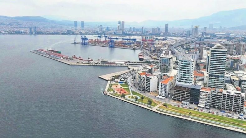 Pis Koku İzmir'e Kâbus Gibi Çöktü