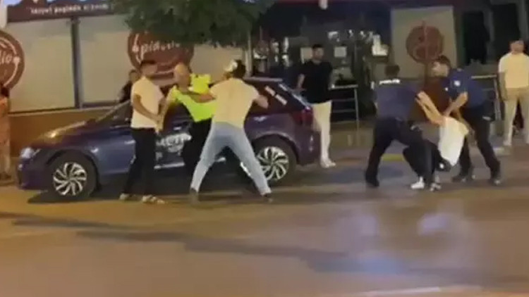 Polise Ceza Kesilirken Saldırı Anları Kamerada