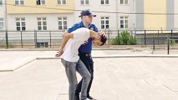 Polise Direndi, Parmağını Isırıp Kopardı