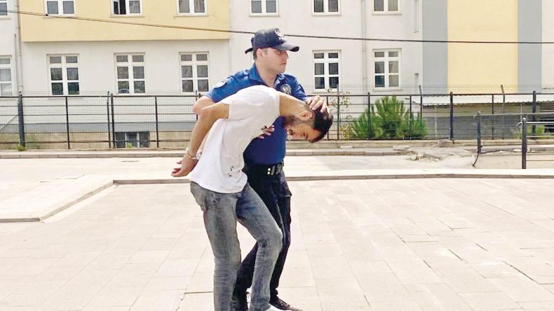 Polise Direndi, Parmağını Isırıp Kopardı