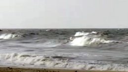 R&uuml;zgarlı havada denize giren şahısı dalgalar yuttu