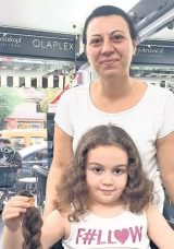 Sa&ccedil;larını Kanser Hastalarına Bağışladı