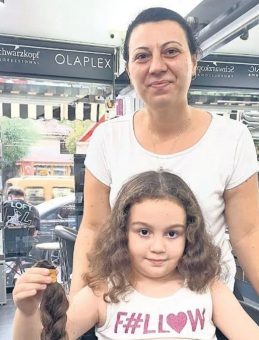 Saçlarını Kanser Hastalarına Bağışladı