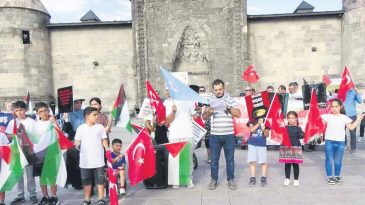 Sağlık &Ccedil;alışanları Gazze İ&ccedil;in Y&uuml;r&uuml;yor