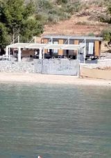 Sahile duvar &ccedil;ekip, denizi b&ouml;lm&uuml;şler