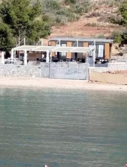 Sahile duvar çekip, denizi bölmüşler