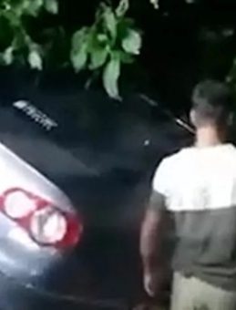 Sakarya'da Otomobil Ağaçlık Alana Devrildi: Yaralılar Var