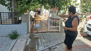 Şark&ouml;y'de Lağım Suyunun Caddeye Akması Sorunu