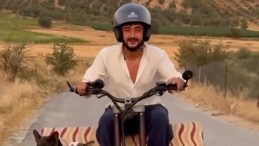 Scooter'a Koltuk Eklemesi! Köpekleriyle Seyahate Çıktı