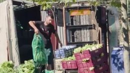 Sebze Y&uuml;kl&uuml; Kamyonet Devrildi: 2 Yaralı