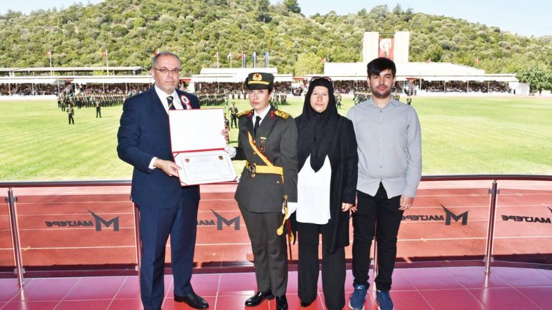 Şehit Ömer Halisdemir’in Kızı Elif Nur Teğmen Oldu