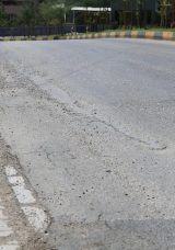 Seyir Halindeki Beton Mikseri Yola Beton D&ouml;kme Anları Kamerada G&ouml;r&uuml;nt&uuml;lendi