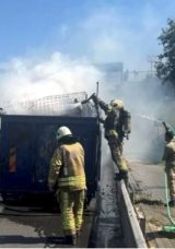 Seyir Halindeki Kamyonetin Dorsesi Alev Alev Yandı